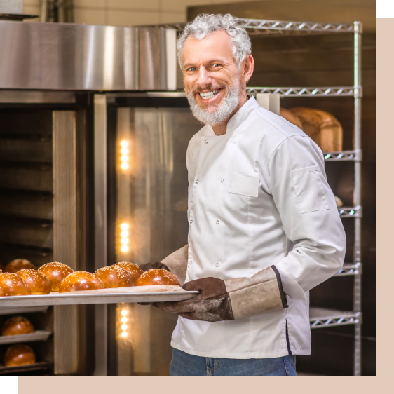 Patissier aan het werk in de bakkerij